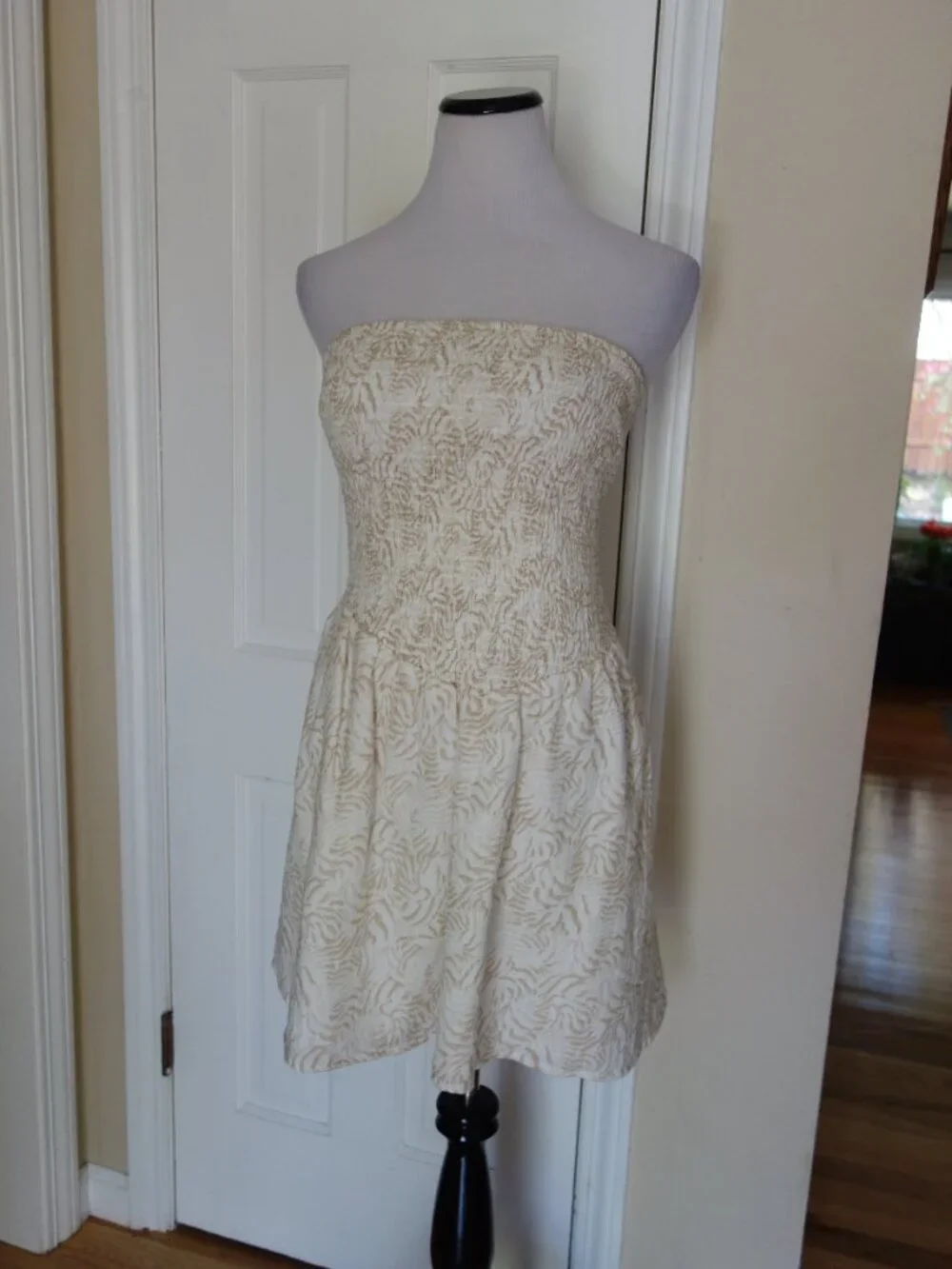 NWT UNIVERSAL THREAD Strapless Smocked Mini Dress – Cream Shell – Med - Picture 2 of 8